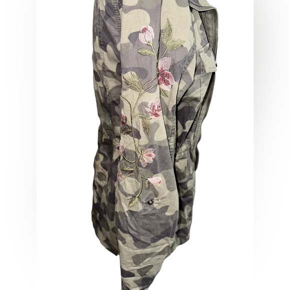 Jade & Ivory Camo lightweight jacket sleeves are embroidered with flowers medium - Picture 2 of 15